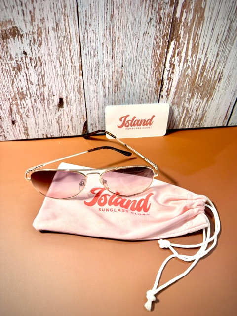 Aviator sunglasses with branded pouch